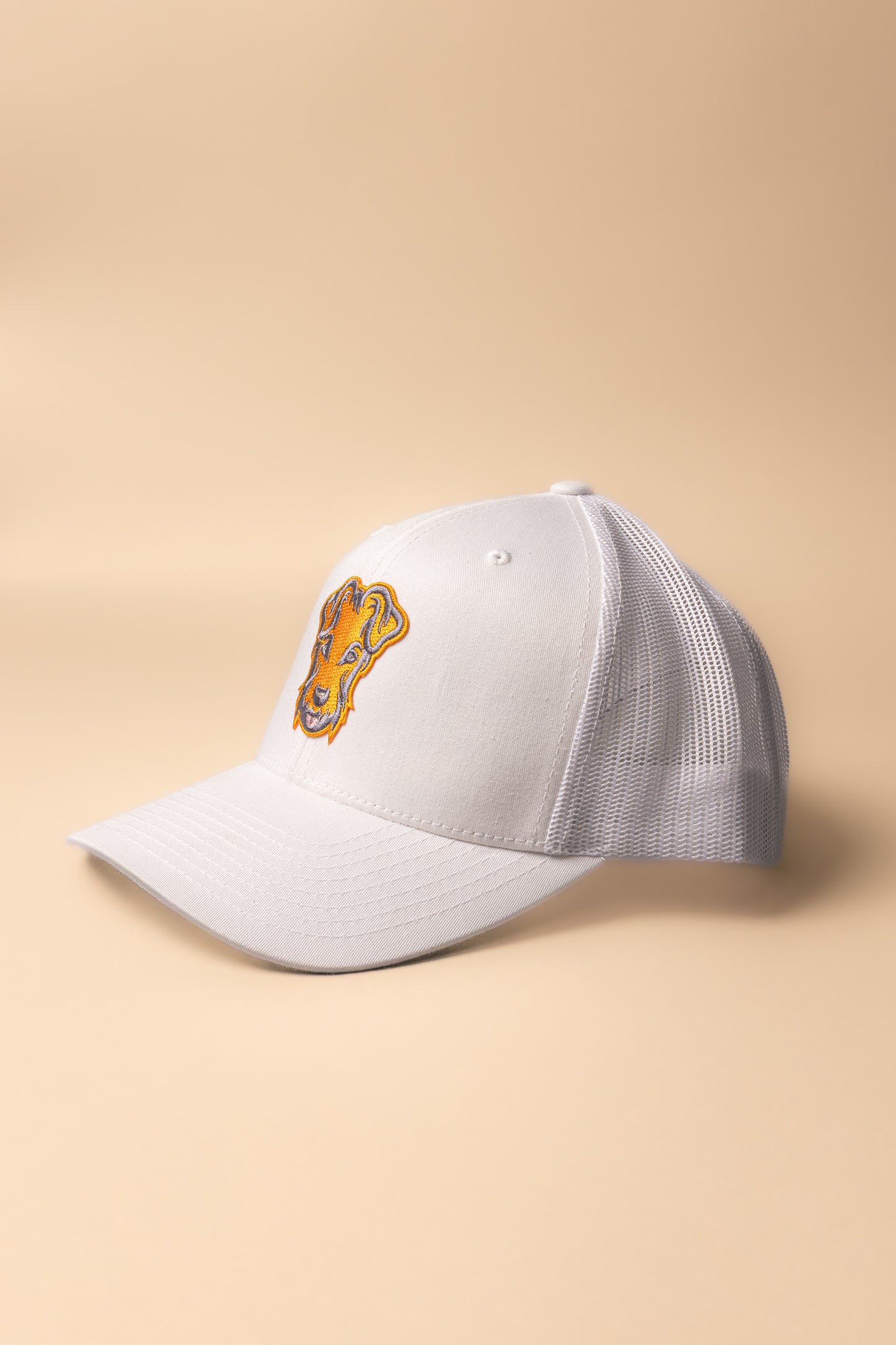 Casquette Trucker de golf Dogleg orange — accessoire respirant et ajustable alliant style et performance