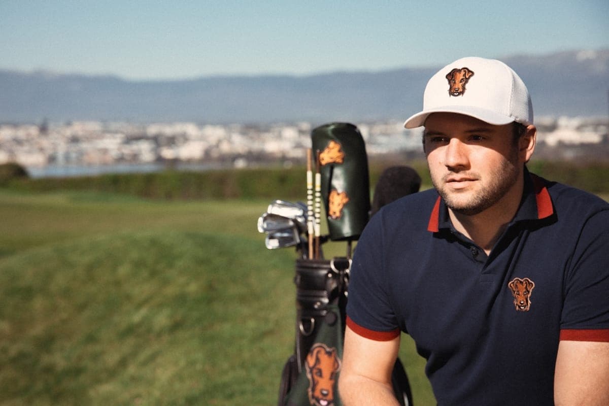 Dogleg-Cap auf dem Platz getragen, Golftasche über der Schulter