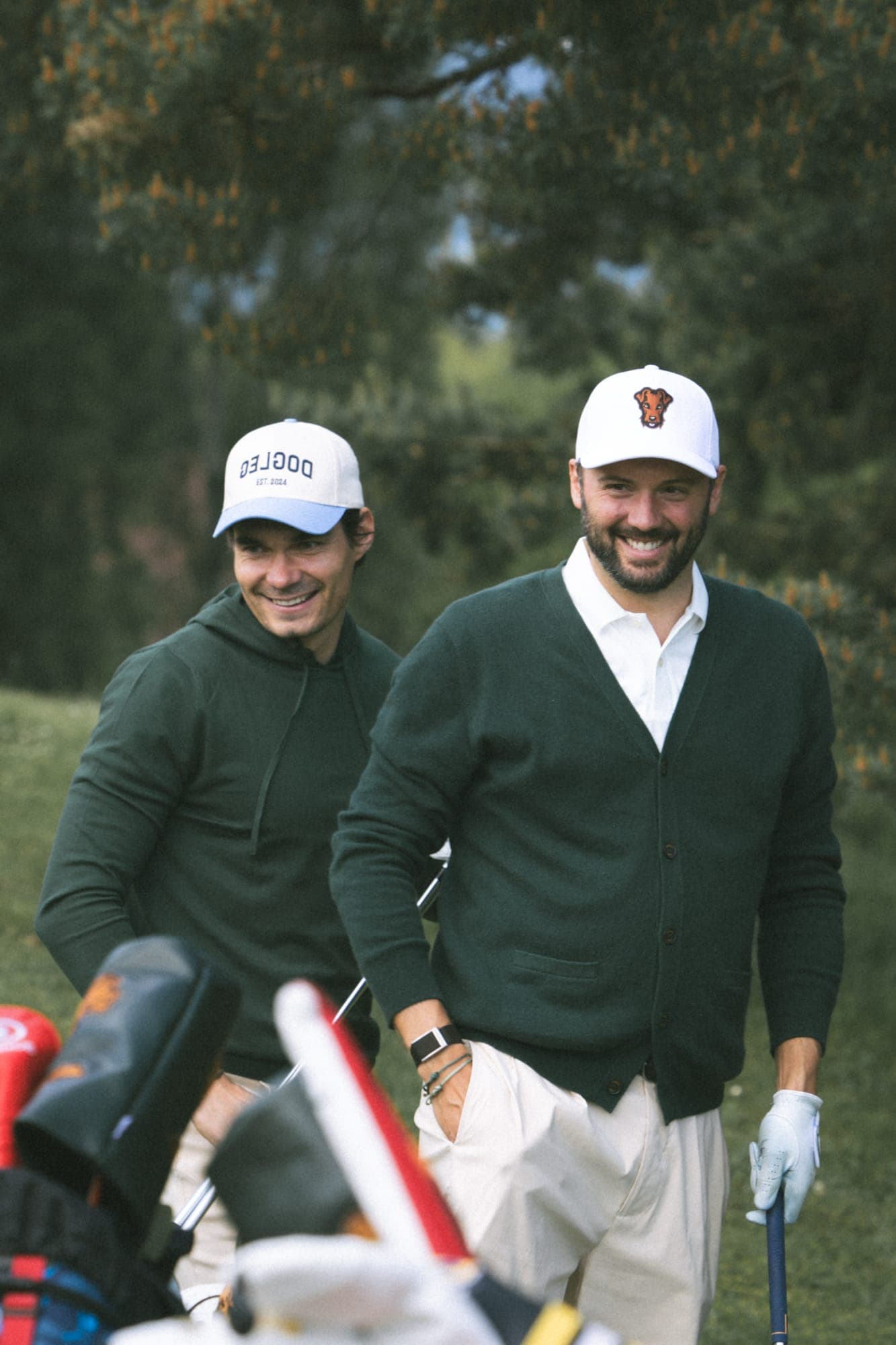 Due golfisti in abbigliamento Dogleg sul percorso