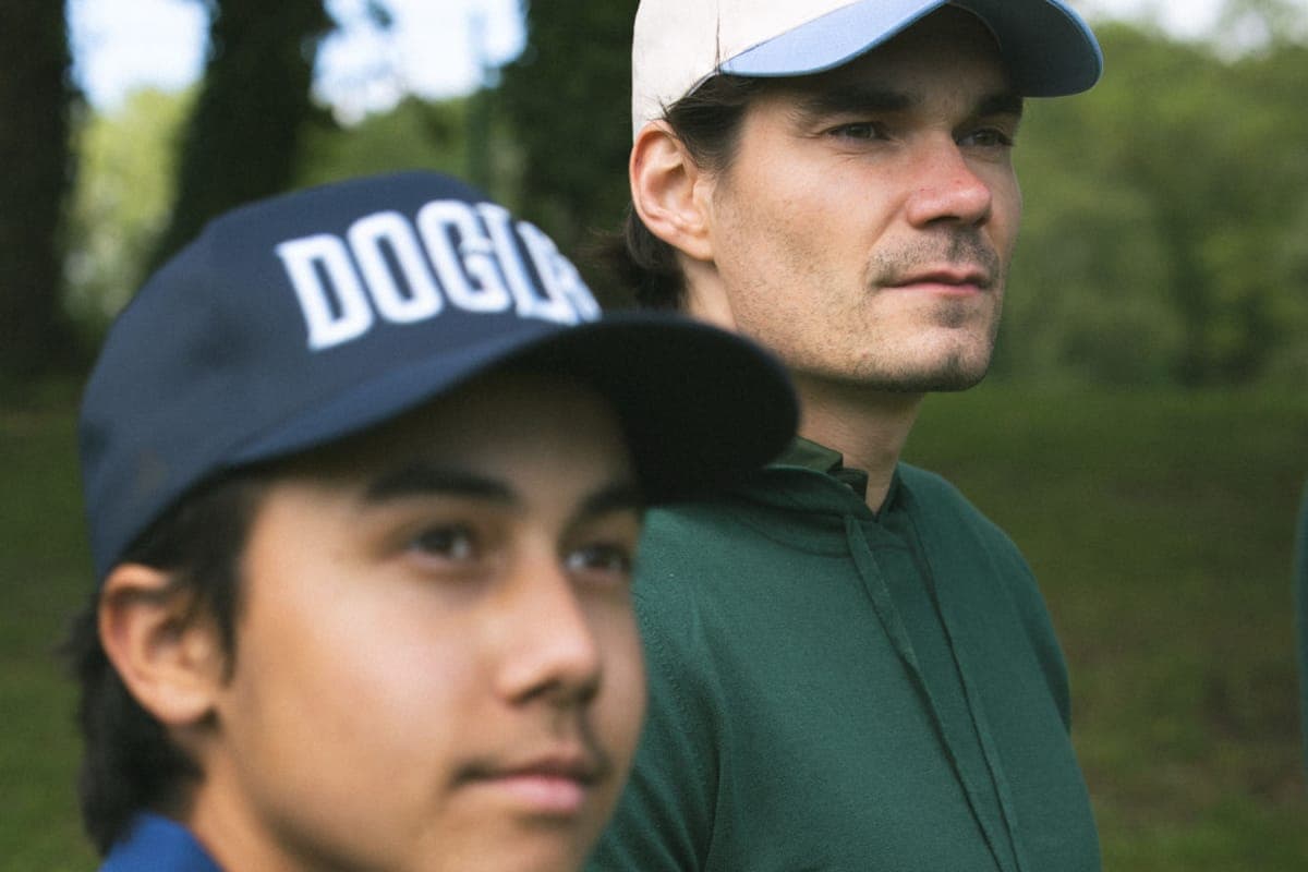 Ein Vater und sein Sohn in Dogleg-Kleidung auf dem Platz