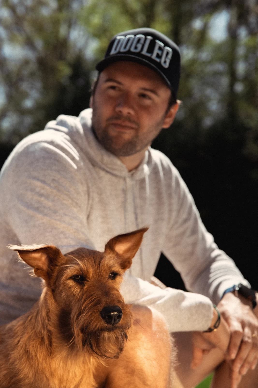 Lichte hoodie gedragen op het terras, een hond op de voorgrond