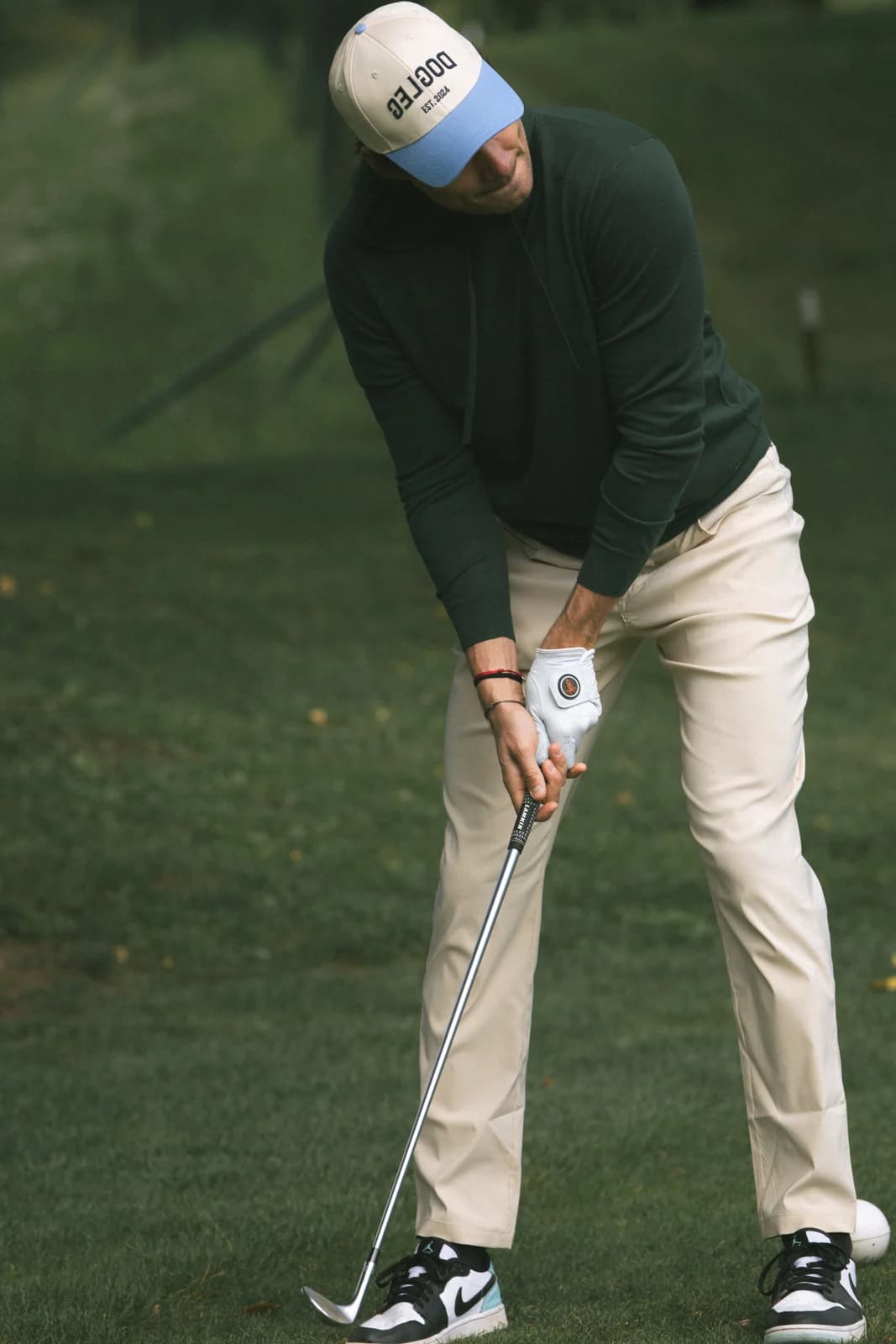 Golfer die de club vasthoudt met één hand in een handschoen en één blote hand