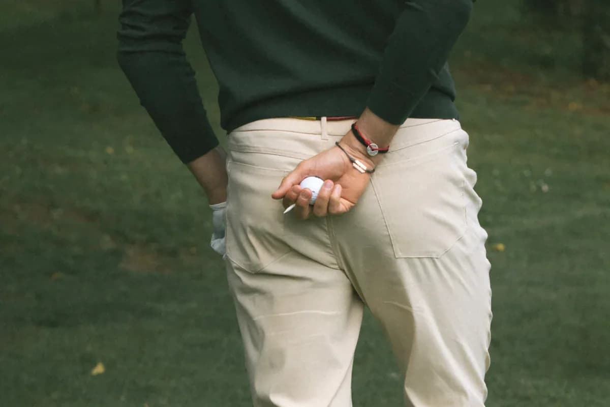 Detalje af linning og lommer på et par beige golfbukser