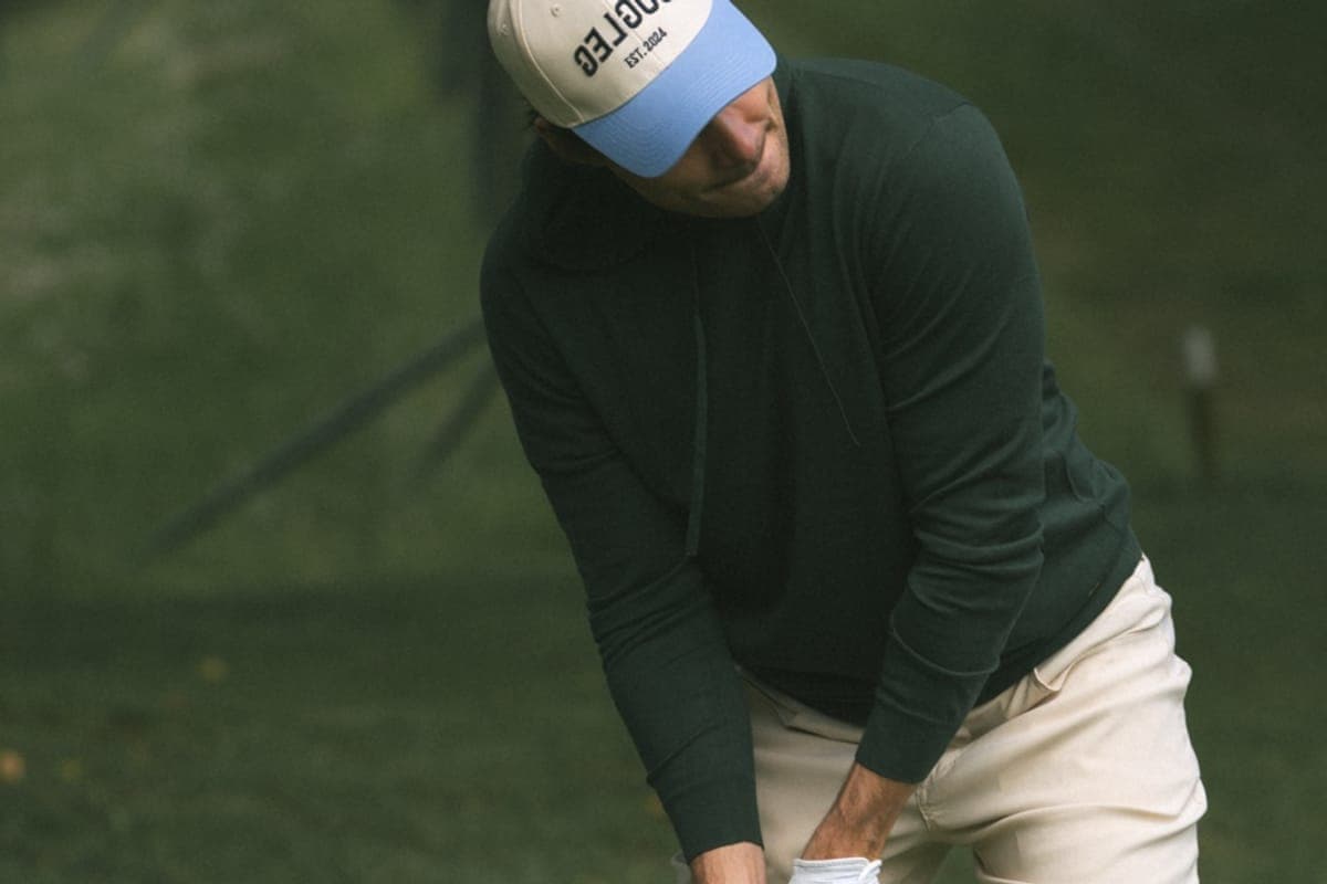 Golfista con guanto Dogleg in posizione di indirizzo sul percorso