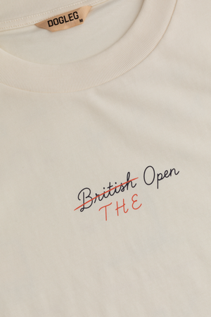 Dogleg Links Tee — détail print poitrine et col DOGLEG