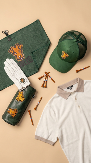 Flat lay Dogleg — polo cachemire Lady beige et accessoires de golf, style Swiss golf