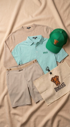 Flat lay Dogleg — tenue de golf verte et beige, style Swiss golf