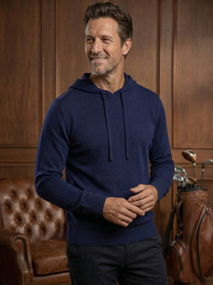 Hoodie Dogleg Clubhouse homme navy porté sur le parcours — golf Suisse
