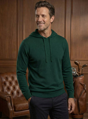 Hoodie Dogleg Clubhouse homme vert foncé porté sur le parcours — golf Suisse