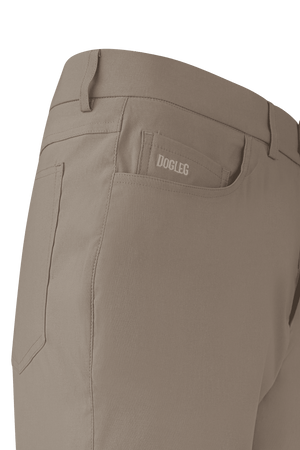 Pantalon de golf Dogleg Featherweight homme porté par un golfeur — léger respirant, golf Suisse