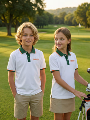 Polo de golf Dogleg Tour enfant porté sur le parcours — golf junior Suisse