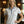 Polo de golf Dogleg Tour femme blanc et bleu porté par une golfeuse — golf Suisse