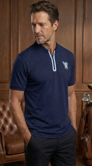 Polo de golf Dogleg Work Hard bleu porté par un golfeur — polo technique, golf Suisse
