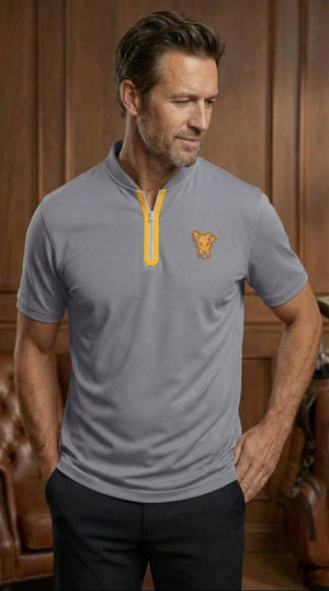 Polo de golf Dogleg Work Hard gris porté par un golfeur — polo technique, golf Suisse