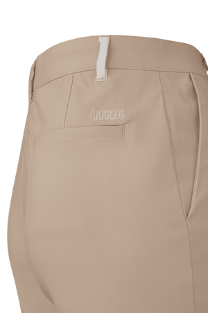 Short de golf Dogleg Featherweight enfant beige porté — short léger golf junior Suisse